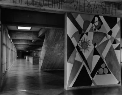 G棟エントランスロビーにあるレーモンドのデザインによるフレスコ壁画